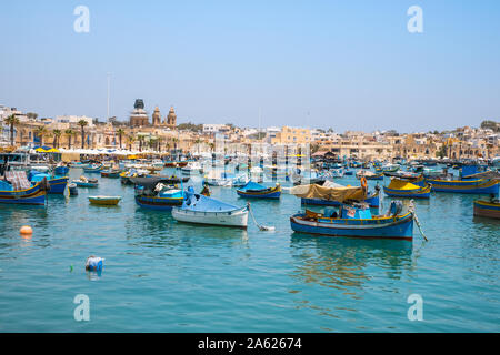 Città di Marsaxlokk, Malta - 21 luglio 2019. La pesca tradizionale Luzzu barche attraccate al Porto di Marsaxlokk, Malta Foto Stock