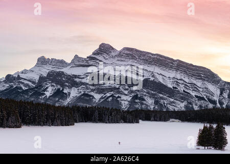 Colorato tramonto su due jack lago nel Parco Nazionale di Banff Foto Stock