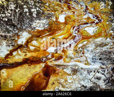 Tossico delle fuoriuscite di sostanze chimiche pericolose che fluisce nel lago riempito con residui chimici dalla miniera di rame di sfruttamento, Geamana village, Rosia montana, Foto Stock