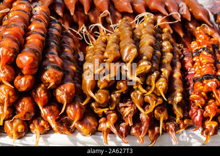 Georgian National in casa delizia denominata churchkhela fatta di succo d'uva, le noci e il miele venduto nel mercato a Tbilisi, Georgia Foto Stock