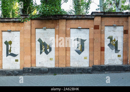 Yerevan, Armenia. Agosto 17, 2018. "Eterna Alfabeto' arte di installazione da Yerevan Productions. Foto Stock