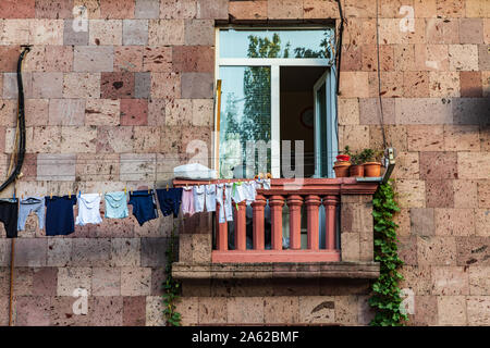 Yerevan, Armenia. Agosto 17, 2018. Finestra di un appartamento con servizio lavanderia appesi ad asciugare. Foto Stock