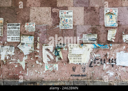 Yerevan, Armenia. Agosto 17, 2018. Volantini pubblicato su una parete di pietra. Foto Stock