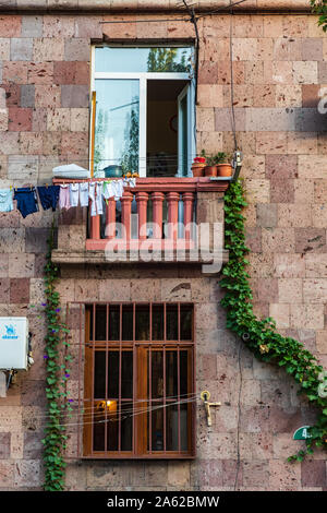 Yerevan, Armenia. Agosto 17, 2018. Finestra di un appartamento con servizio lavanderia appesi ad asciugare. Foto Stock