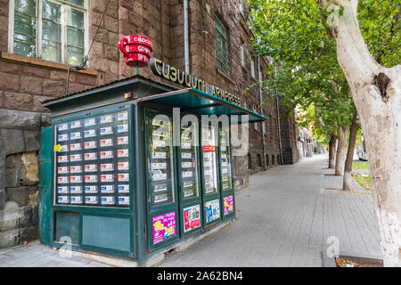 Yerevan, Armenia. Agosto 17, 2018. Chiosco vendita delle sigarette. Foto Stock