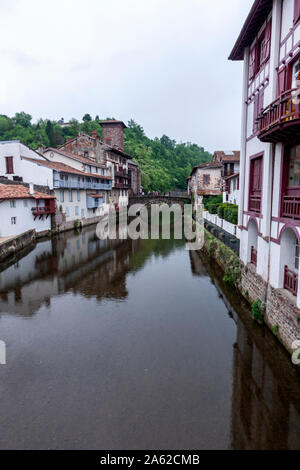 Vista del ponte sul fiume Nive a Saint-Jean-Pied-de-Port, Pyrénées-Atlantiques, Francia Foto Stock