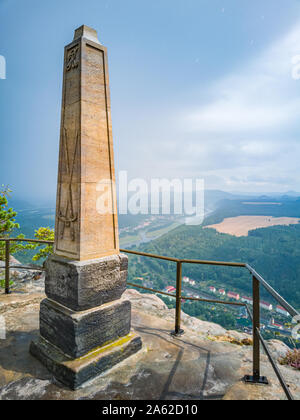 Elba montagne di arenaria (Svizzera Sassone), Sassonia, Germania, obelisco sulla Lilienstein rock per commemorare la salita da Re August der Starke e Foto Stock