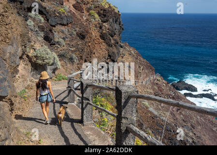 Giovani attiva donna cammina sulla strada Foto Stock