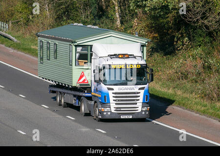 Holgates Holiday Parks James Thomas Transporter; camion per la consegna di merci, camion, trasporto, camion, carico, veicolo Scania R420, consegna di caravan statici, trasporto commerciale, industria, trasporto della catena di fornitura, sulla M6 a Lancaster, Regno Unito Foto Stock