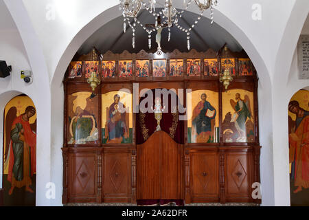 Protaras, Cipro - 6 ottobre. 2019. L'iconostasi della chiesa di San Nicola Foto Stock