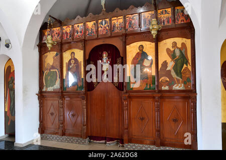 Protaras, Cipro - 6 ottobre. 2019. L'iconostasi della chiesa di San Nicola Foto Stock