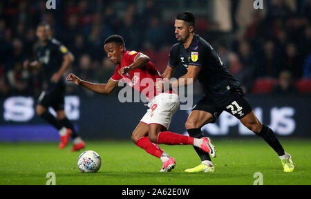 Bristol City's Niclas Eliasson (sinistra) e Charlton Athletic's Beram Kayal battaglia per la sfera durante il cielo di scommessa match del campionato a Ashton Gate, Bristol. Foto Stock