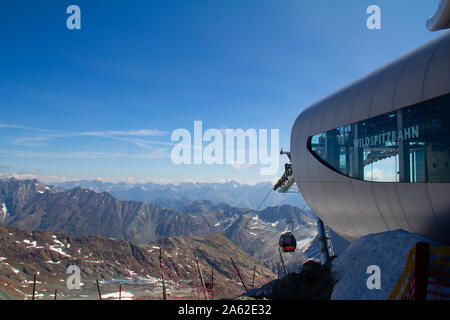 Vista dalla stazione superiore del ghiacciaio Pitztaler Il Tirolo in estate Foto Stock