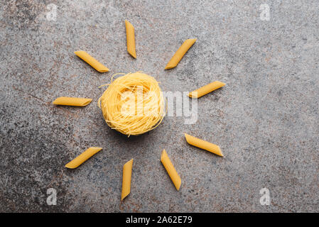 Sun disposti da vari tipi di pasta. Spazio libero per la descrizione. Telaio con luogo vuoto testo. Foto Stock