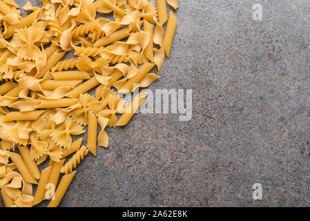 Diversi tipi di pasta che usiamo ogni giorno in cucina durante la cottura. Vista da sopra. Prodotti pianeggiante. Il luogo di una descrizione o di un testo. Foto Stock