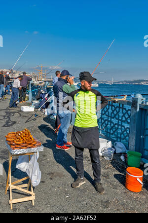 ISTANBUL TURCHIA SIMIT o panini e torte per la vendita sul ponte Galata Foto Stock