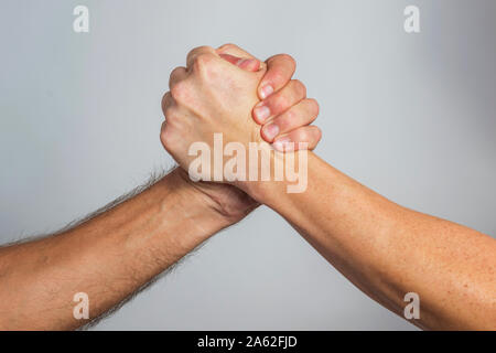 Le persone stanno scuotendo le mani. Stretta di mano amichevole, saluto gli amici, il lavoro di squadra, l'amicizia. Foto Stock