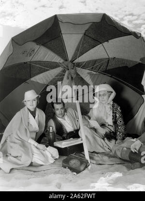 Myrna Loy, Ramon Novarro e Louise Closser Hale su una pausa durante la realizzazione del 'barbari' (1933) MGM Riferimento File # 33848-924THA Foto Stock