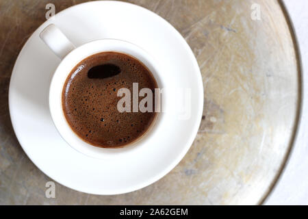 Vista aerea di una tazza di caffè nero. Caffè appena fatto in Demitasse Cup. Foto Stock