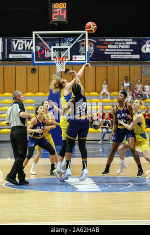 Gdynia, Polonia. , . Stephanie Mavunga (23) di BLMA è visto in azione durante la donna Eurolega di basket gioco tra Arka Gdynia (Polonia) e Basket Lattes Montpellier Association (Francia) a Gdynia, Polonia il 23 ottobre 2019 Credit: Vadim Pacajev/Alamy Live News Foto Stock