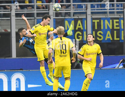 Mailand, Italia. 23 Ott, 2019. Calcio: Champions League, Inter Milan - Borussia Dortmund, fase di gruppo, Gruppo F, Giornata 3. Dortmund Thomas Delaney (secondo da sinistra) in azione contro la Milano di Roberto Gagliardini (sinistra). Diritto Dortmunds Nico Schulz. Credito: Bernd Thissen/dpa/Alamy Live News Foto Stock