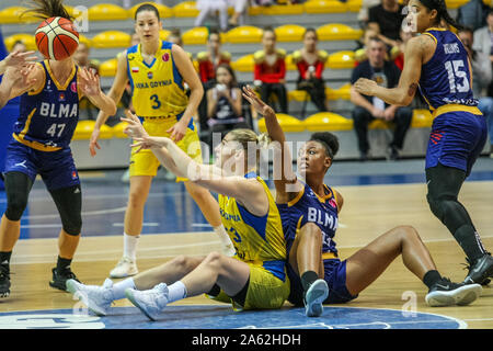 Gdynia, Polonia. , . Stephanie Mavunga (23) di BLMA è visto in azione durante la donna Eurolega di basket gioco tra Arka Gdynia (Polonia) e Basket Lattes Montpellier Association (Francia) a Gdynia, Polonia il 23 ottobre 2019 Credit: Vadim Pacajev/Alamy Live News Foto Stock