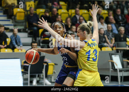 Gdynia, Polonia. , . Stephanie Mavunga (23) di BLMA è visto in azione contro Maryia Papova (13) di Arka Gdynia durante la donna Eurolega di basket gioco tra Arka Gdynia (Polonia) e Basket Lattes Montpellier Association (Francia) a Gdynia, Polonia il 23 ottobre 2019 Credit: Vadim Pacajev/Alamy Live News Foto Stock