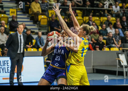 Gdynia, Polonia. , . Stephanie Mavunga (23) di BLMA è visto in azione contro Maryia Papova (13) di Arka Gdynia durante la donna Eurolega di basket gioco tra Arka Gdynia (Polonia) e Basket Lattes Montpellier Association (Francia) a Gdynia, Polonia il 23 ottobre 2019 Credit: Vadim Pacajev/Alamy Live News Foto Stock