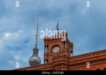 Berlino, Germania - 2019, 13 ottobre - il famoso red town hall e la Berlino torre della TV Foto Stock