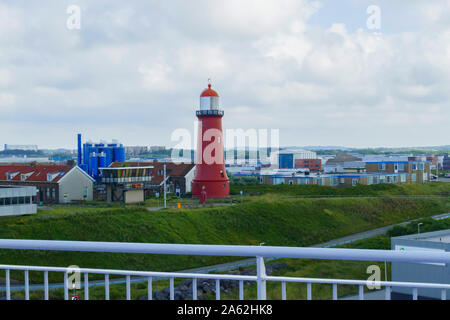 Roter Leuchtturm im Hafen Becken von Ijmuiden bei Amsterdam Foto Stock