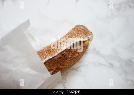 Fresca baguette croccanti su un tavolo. Tradizionale pane francese. Foto Stock