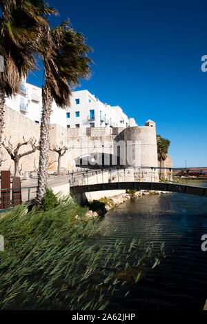 Porta de Sant Pere porta d'ingresso alla città vecchia di Peniscola in Spagna Foto Stock