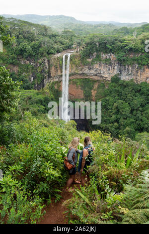 Maurizio corsa; turisti guardando la cascata di Chamarel, Chamarel Mauritius nel Black River Gorges foresta, Maurizio meridionale Foto Stock