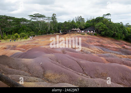 Maurizio 7 terre colorate - persone che guardano il terreno vulcanico colori, Chamarel Mauritius Foto Stock