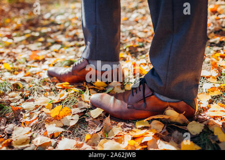 Imprenditore indossando scarpe in autunno park. In pelle marrone calzature classiche. Govern outfit Foto Stock