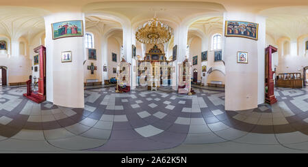 Visualizzazione panoramica a 360 gradi di NOVOGRUDOK, Bielorussia - settembre, 2019: Full seamless hdri panorama a 360 gradi di angolo di all'interno della chiesa ortodossa con icone vicino all altare in equir