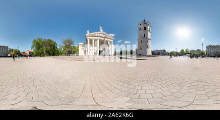 Visualizzazione panoramica a 360 gradi di VILNIUS Lituania - Maggio 2019: completa perfetta sferica panorama a 360 gradi angolo sulla piazza centrale della città vecchia con la chiesa e la torre in equirectangu