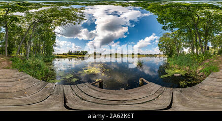 Visualizzazione panoramica a 360 gradi di Piena sferica perfetta hdri panorama a 360 gradi angolo di vista sul molo di legno tra i cespugli di foresta vicino fiume o lago in projectio equirettangolare
