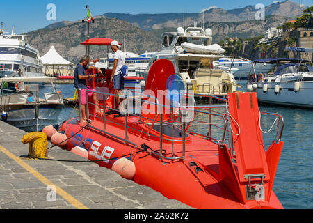 SORRENTO, ITALIA - Agosto 2019: rosso piccolo sommergibile ormeggiato nel porto di Sorrento. Esso offre gite ai turisti. Foto Stock