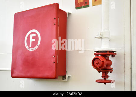 Rosso fuoco armadio del tubo flessibile e tubo antincendio connettore - idrante su traghetti in Croazia Foto Stock