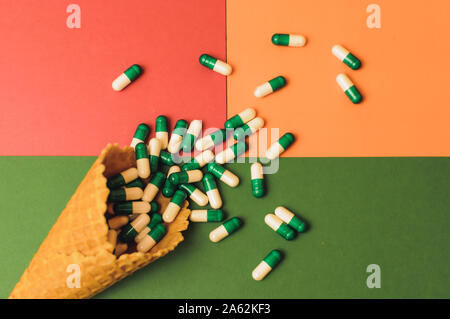 Sparse pillole di verde su uno sfondo colorato. Mock up per offerte speciali come la pubblicità, web sfondo o altre idee. Medico, farmacia e Foto Stock