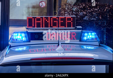 Pattuglia di polizia dell'autostrada Patrol, NRW, ticker scheda informazioni su punti di pericolo, in lingua inglese Foto Stock