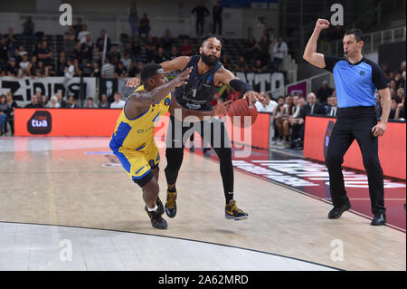 Ottobre 23, 2019, Trento, Italia: blackmon lames (dolomiti energia trento) moore armaniduring Dolomiti Energia Trento vs Asseco Arka Gdynia, Basket campionato EuroCup a Trento, Italia, 23 Ottobre 2019 - LPS/Giancarlo Dalla Riva (credito Immagine: © Giancarlo dalla Riva/LPS tramite ZUMA filo) Foto Stock