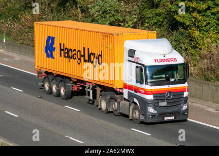 Tornitori Haulage furgoni, camion, Hapag-Lloyd trasporto, carrello, cargo, Mercedes Benz veicolo, consegna, commerciali, trasporti, industria, catena logistica del trasporto merci, sulla M6 a Lancaster, Regno Unito Foto Stock