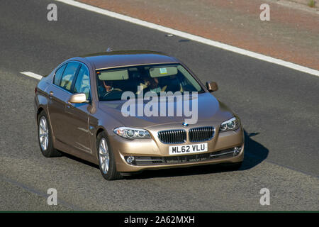 2012 BMW 520D SE Auto; Regno Unito il traffico veicolare, trasporti, moderno, carrozze salone, sud-legato sulla corsia di 3 M6 motorway autostrada. Regno Unito Foto Stock