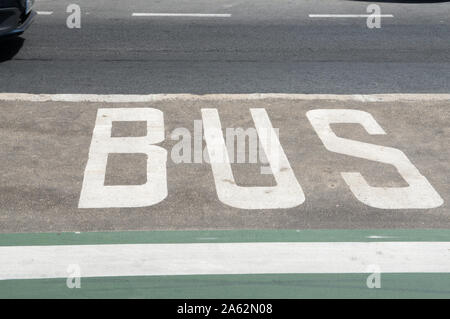 Fermata bus scritto su strada in Cadiz Foto Stock