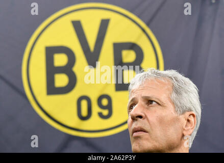 Mailand, Italia. 23 Ott, 2019. Calcio: Champions League, Inter Milan - Borussia Dortmund, fase di gruppo, Gruppo F, Giornata 3. Pullman Dortmund Lucien Favre prima della partita allo stadio. Credito: Bernd Thissen/dpa/Alamy Live News Foto Stock