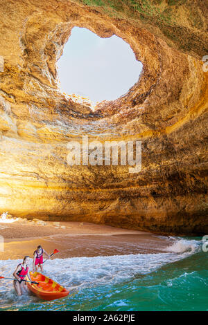 A Benagil è un piccolo villaggio portoghese sulla costa atlantica nel comune di lagoa, algarve, a Benagil grotte sono un luogo molto popolare per mare tours Foto Stock