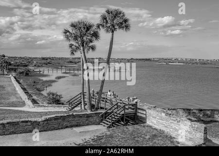 Sant'Agostino, Florida. Marzo 31 , 2019 . Vista panoramica di palme e di Matanzas Baia dal Castillo de San Marcos fort in Floridas costa storico 1 Foto Stock