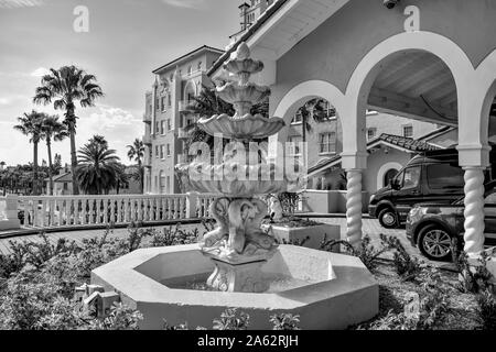 Pete Beach, Florida. Gennaio 25, 2019. Vintage fontana vicino all'entrata principale del Don Cesar Hotel. Il leggendario Palazzo Rosa di san Pete Beach Foto Stock